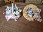 4 Mooie Vintage Katjes in Hoed en Draagmand Keramiek Rotan, Verzenden, Gebruikt, Dier