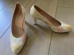 Lilian pumps mt 42 glans, bloemmotief in roze, geel en groen, Ophalen, Zo goed als nieuw, Overige kleuren