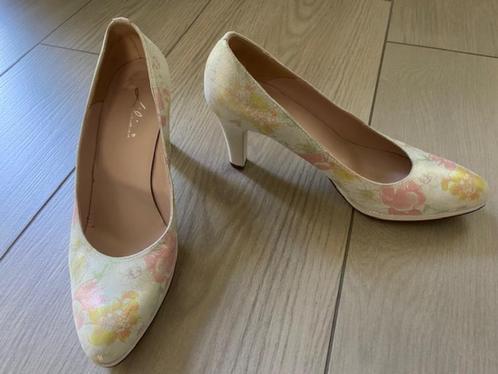 Lilian pumps mt 42 glans, bloemmotief in roze, geel en groen, Kleding | Dames, Schoenen, Zo goed als nieuw, Overige kleuren, Ophalen