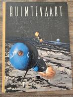 vintage boek over ruimtevaart met plakplaatjes compleet, Boeken, Prentenboeken en Plaatjesalbums, Ophalen of Verzenden, Gelezen