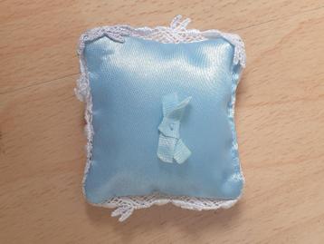 Blauw barbie kussen uit jaren 90 beschikbaar voor biedingen