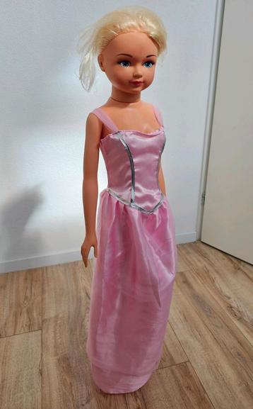 Grote Pop in Prinsessenjurk beschikbaar voor biedingen