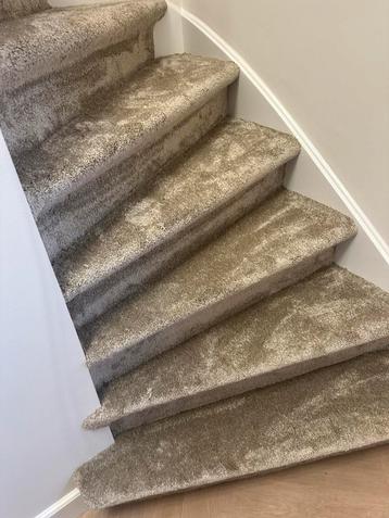 Uw trap bekleden/ stofferen door een vakman beschikbaar voor biedingen
