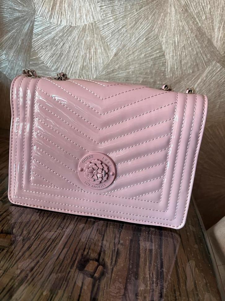 Guess tasje - origineel, Sieraden, Tassen en Uiterlijk, Tassen | Damestassen, Zo goed als nieuw, Schoudertasje, Roze, Ophalen