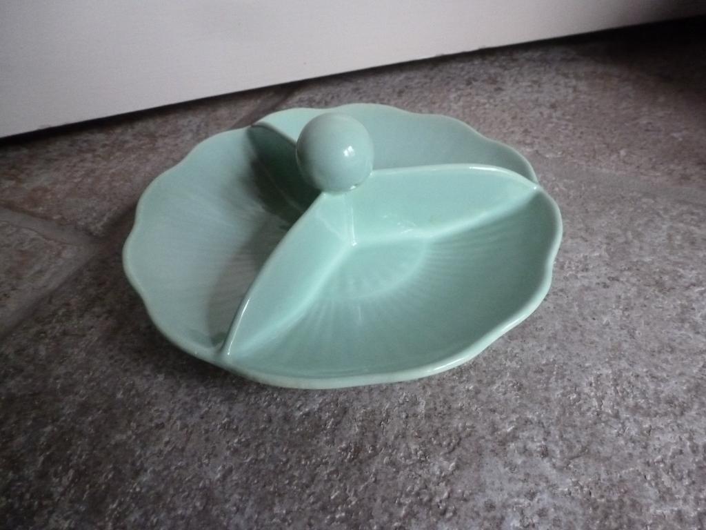 Vintage plateel drievak schaal met bol in zeegroen, Huis en Inrichting, Keuken | Servies, Gebruikt, Ophalen of Verzenden, Schaal of Schalen