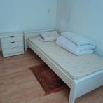1 persoons bed en nachtkastje +matras +lattenbodem, Ophalen, 90 cm, Eenpersoons, Wit