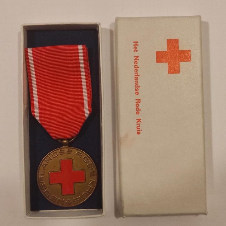 Medaille Rode Kruis voor 10 jaar trouwe dienst, Postzegels en Munten, Penningen en Medailles, Overige materialen, Nederland, Ophalen