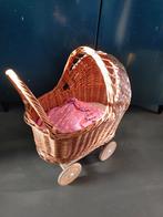 Rieten poppenwagen met matrasje en dekentje, Kinderen en Baby's, Speelgoed | Poppen, Ophalen of Verzenden, Zo goed als nieuw, Babypop