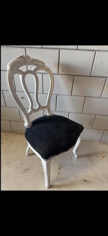 Witte stoel met zwarte zitting beschikbaar voor biedingen