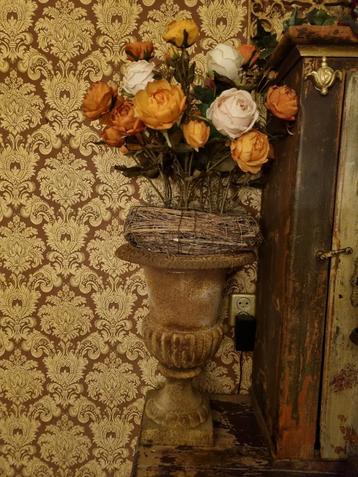 2 Zware Gietijzeren Vazen met Zijden Bloemen beschikbaar voor biedingen