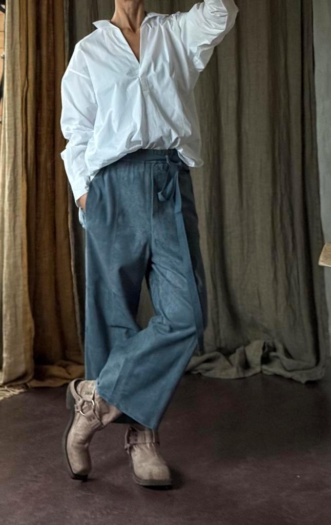 Wijde staalblauwe suede leren broek vib 36/38 designer, Kleding | Dames, Broeken en Pantalons, Nieuw, Maat 38/40 (M), Blauw, Lang