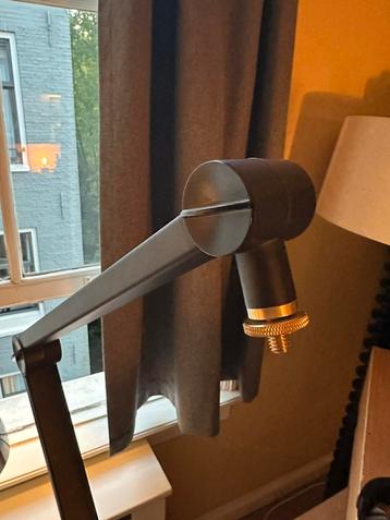 Blu microphone arm beschikbaar voor biedingen