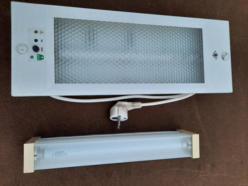 1 TL Armatuur 8W en TL Noodverlichting 8W (batterij defect), Huis en Inrichting, Lampen | Plafondlampen, Gebruikt, Ophalen of Verzenden