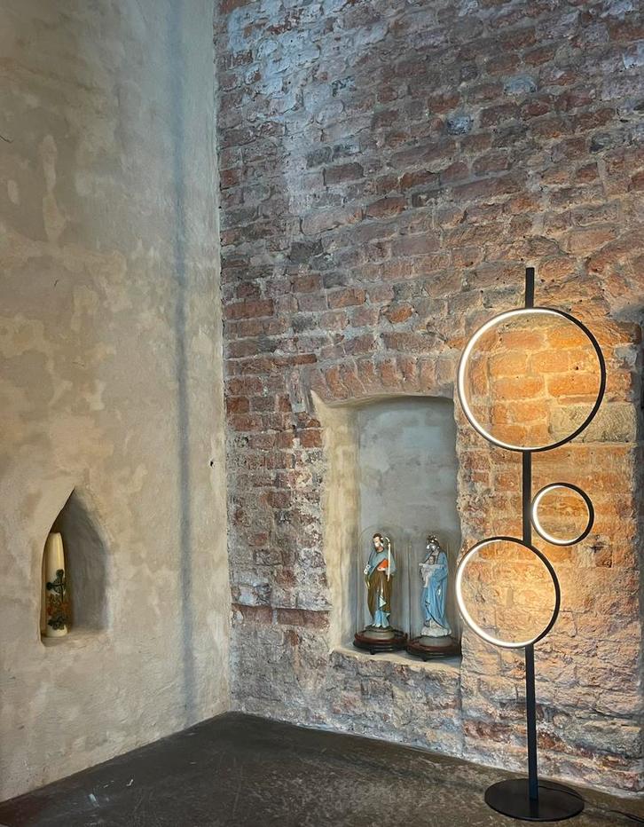 Leolux Pode Osun vloerlamp showmodel, Huis en Inrichting, Lampen | Vloerlampen, Ophalen