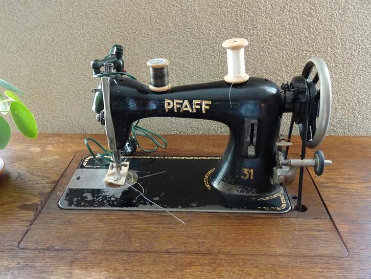 Antieke Pfaff naaimachine in meubel, Antiek en Kunst, Antiek | Naaimachines, Ophalen