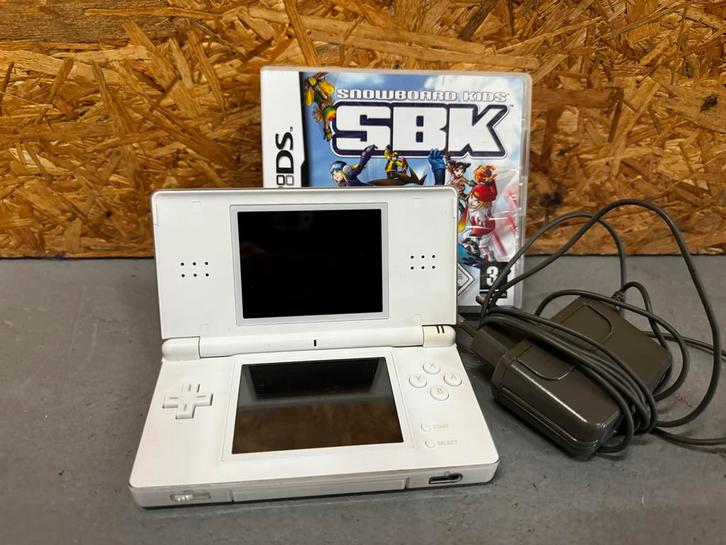 Nintendo DS Lite Wit + Oplader - ReK4, Spelcomputers en Games, Spelcomputers | Nintendo DS, Gebruikt, DS Lite, Wit, Met games