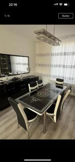 Tafeleten  Met zes stoelen . Dressoir, Huizen en Kamers, Kamers te huur