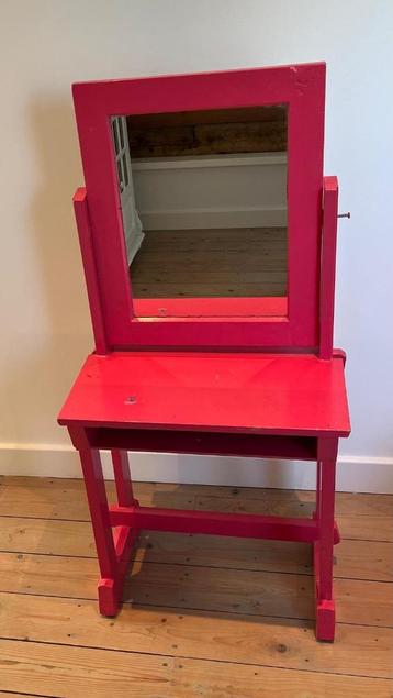 Kinder make up tafel met spiegel en krijtbord beschikbaar voor biedingen