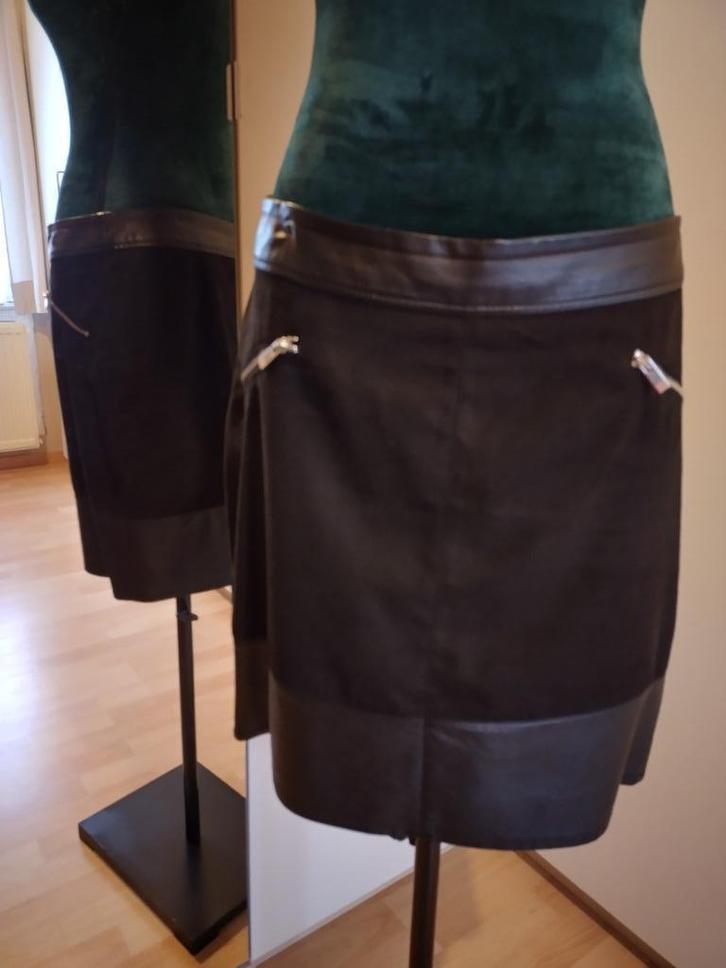 Te koop aangeboden: Zwarte damesrok, met sier ritsjes, Kleding | Dames, Rokken, Zo goed als nieuw, Maat 42/44 (L), Zwart, Knielengte