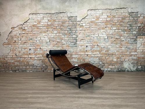 Cassina LC4 bij TheReSales, Huis en Inrichting, Fauteuils, Nieuw, Leer, Metaal, 50 tot 75 cm, 150 cm of meer, Ophalen of Verzenden