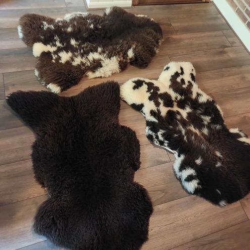4 schapenvachten bruin gevlekt en bruin egaal, Huis en Inrichting, Woonaccessoires | Plaids en Woondekens, Zo goed als nieuw, Ophalen of Verzenden