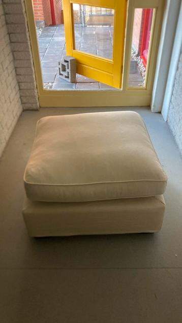 Beige hocker / voetenbank, nog in goede staat beschikbaar voor biedingen