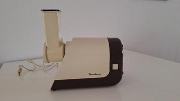 Vintage Moulinex keukenmachine beschikbaar voor biedingen