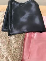 Geprinte donkerblauwe en roze satijnenstof, Ophalen of Verzenden, Zo goed als nieuw, Blauw