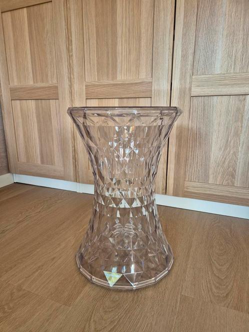 Stone by Kartell kurkje/bijzettafel in de kleur kristal, Huis en Inrichting, Krukjes, Gebruikt, Kunststof, Ophalen