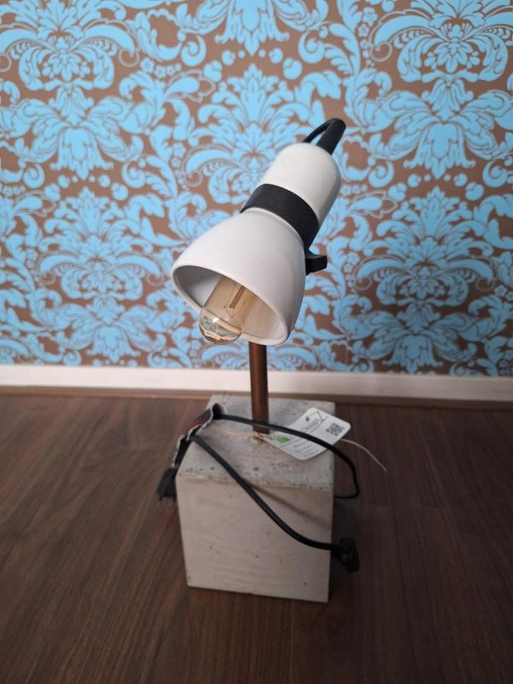 Handgemaakte Beton Lamp met Draadlamp, Huis en Inrichting, Lampen | Tafellampen, Nieuw, Minder dan 50 cm, Metaal, Overige materialen