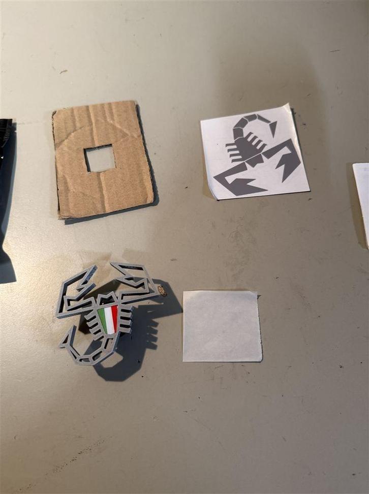 Abarth Scorpion Skeleton Diffuser Grill Badge Achter, Verzamelen, Automerken, Motoren en Formule 1, Zo goed als nieuw, Auto's