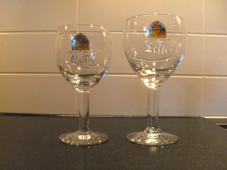 2 Bierglazen op voet Leffe, Verzamelen, Biermerken, Zo goed als nieuw, Glas of Glazen, Leffe, Ophalen of Verzenden
