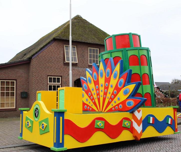 Kleurrijke carnavalswagen (zelfrijdend) incl. pakken, Hobby en Vrije tijd, Feestartikelen, Gebruikt, Feestartikel, Carnaval, Ophalen