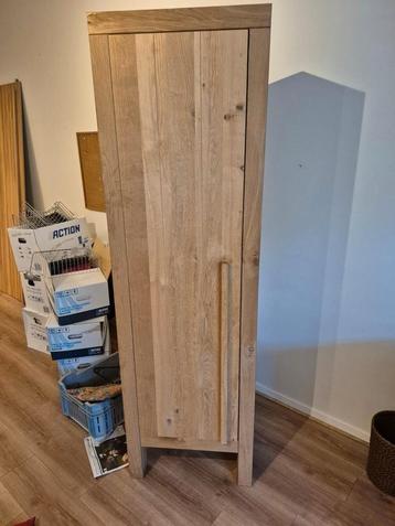 Hoge smalle eiken woonkamerkast kast met planken beschikbaar voor biedingen