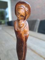 Mariabeeldje uitgesneden in hout., Ophalen of Verzenden