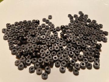 Zwarte platte kraaltjes  beschikbaar voor biedingen