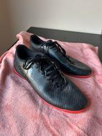 Zaalvoetbalschoenen Adidas zwart rood maat 45 46, Ophalen of Verzenden, Zo goed als nieuw, Zwart, Nike