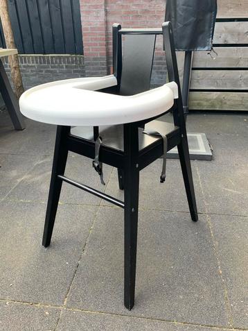 Zwarte houten meegroeistoel met gordel beschikbaar voor biedingen