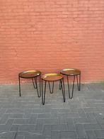 Vintage bijzettafeltjes met stalen frame en messing schaal., Huis en Inrichting, Ophalen of Verzenden, Rond, Metaal of Aluminium