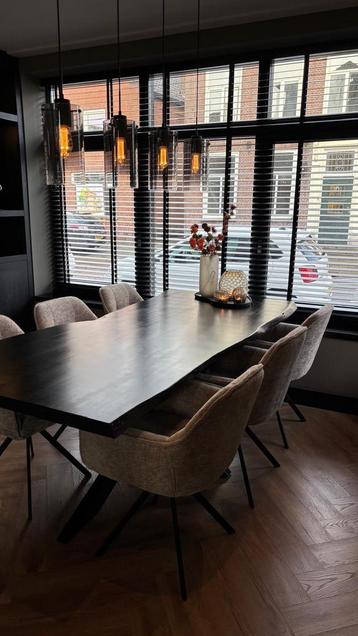Eiken Boomschors Eettafel met Spinpoot beschikbaar voor biedingen