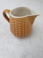 Vintage: Melkkannetje oker reliefpatroon, Melitta?, Antiek en Kunst, Antiek | Servies los, Ophalen of Verzenden