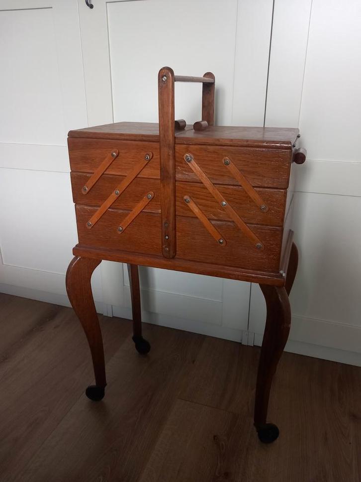 Mooie vintage naaidoos, harmonica naaikist op pootjes, Hobby en Vrije tijd, Naaien en Fournituren, Ophalen