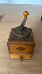 Antieke houte koffiemolen, Ophalen