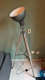 Stoere Vloerlamp met Houten Driepoot, Huis en Inrichting, Lampen | Vloerlampen, Ophalen, Zo goed als nieuw, Hout, 100 tot 150 cm