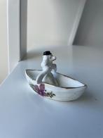 Porcelein hondje in roeiboot curiosa 7cm, Antiek en Kunst, Ophalen of Verzenden