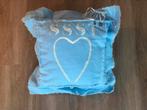 Kussen Stapelgoed blauw met bedeltjes witte tekst ssst hart, Ophalen of Verzenden, Zo goed als nieuw, Kleed of Kussen