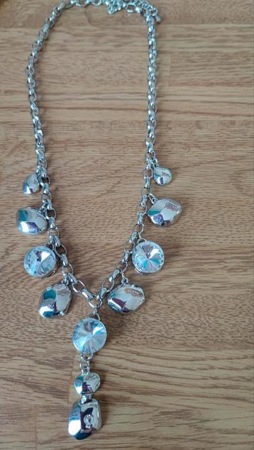 Zilverkleurige ketting met glasbedels beschikbaar voor biedingen