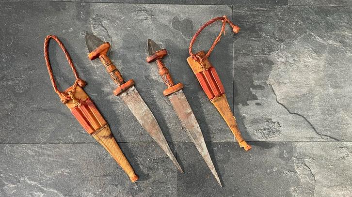 2x Oude Kris met Schede - Dolk, Antiek en Kunst, Antiek | Overige Antiek, Ophalen of Verzenden