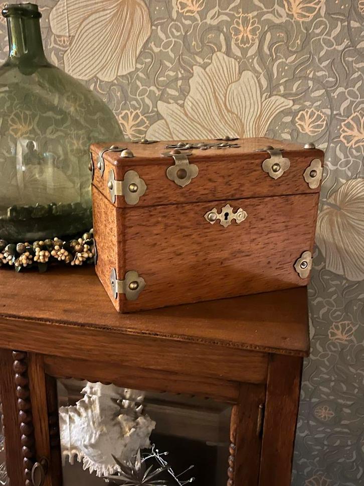 Oude Houten Kist met Messing Scharnieren en Rode Voering, Antiek en Kunst, Antiek | Woonaccessoires, Ophalen of Verzenden