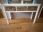 Witte sidetable met rieten manden, Ophalen
